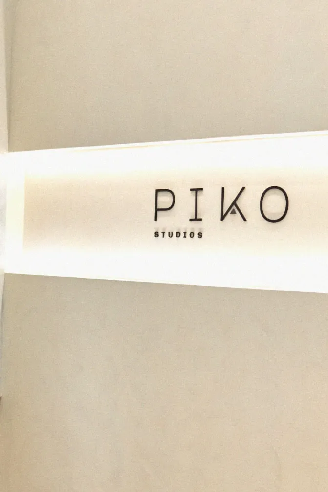 Alumno sonriendo en el estudio Chamberí