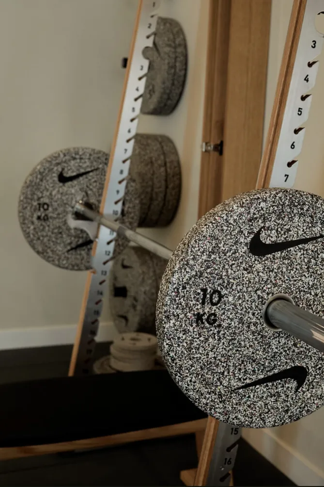 Persona desenrollando esterilla de yoga en el estudio Salamanca