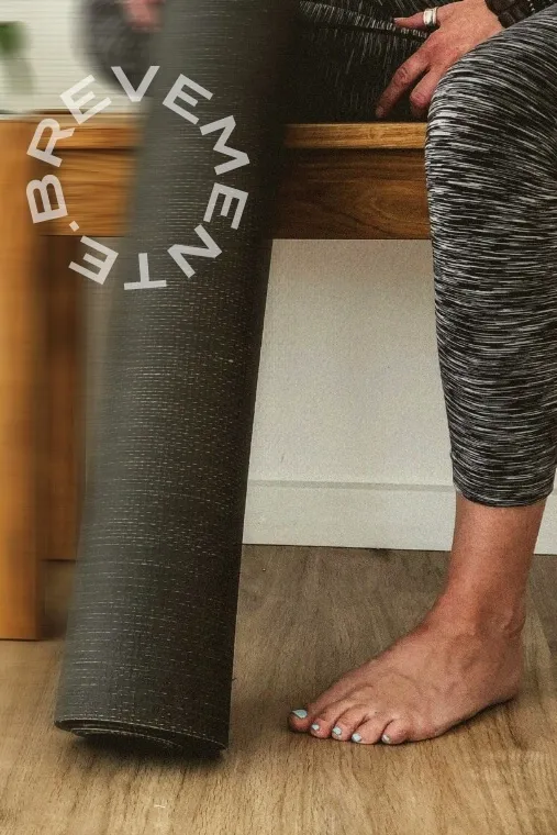 Persona preparando pesos en el estudio Villaviciosa